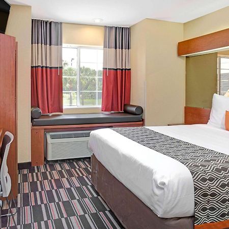 Microtel Inn & Suites By Wyndham Bushnell Exterior foto