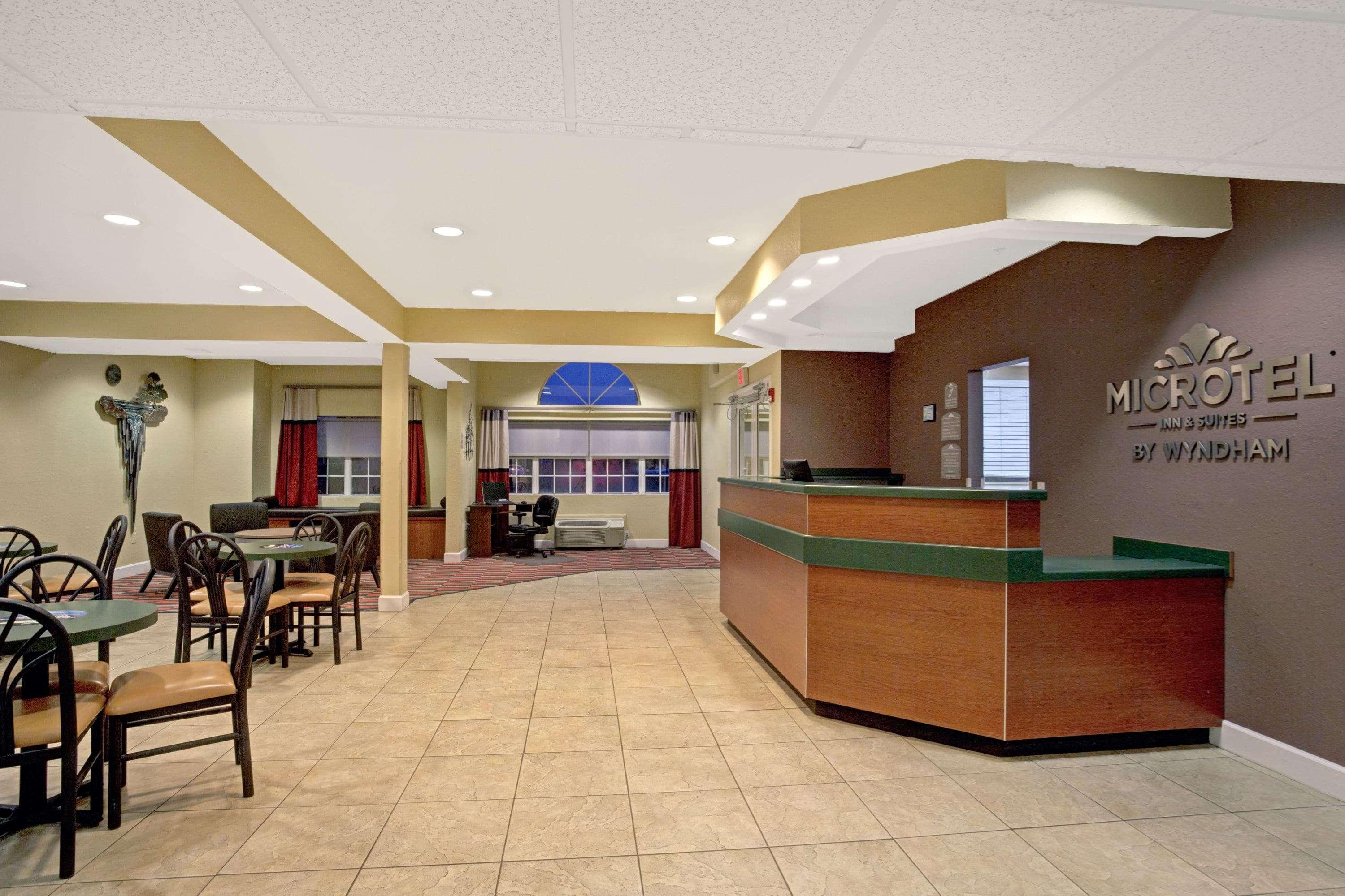 Microtel Inn & Suites By Wyndham Bushnell Exterior foto
